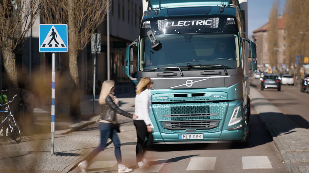 T2023-82247-volvo-trucks-launches-new-safety-system.jpg